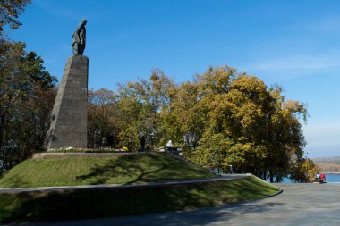 KANIV, UKRAINE - 14 Ekim 2018 Taras Hill 'deki Taras Shevchenko anıtı veya Kaniv, Ukrayna' daki Chernecha Hora. 