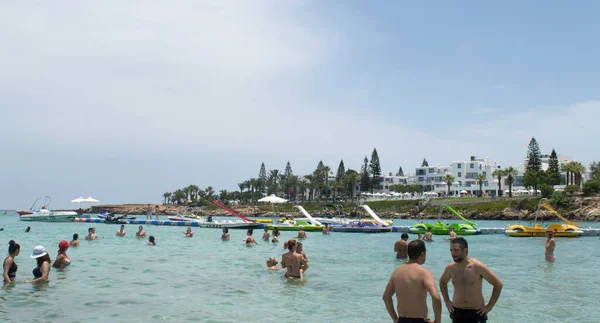 Protaras Cyprus Juni Lokaal Gemeentelijk Strand Wordt Overspoeld Door Mensen — Stockfoto