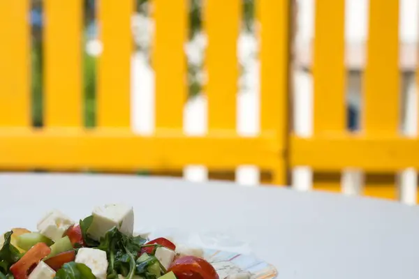 Salada Grega Fresca Fundo Cerca Amarela — Fotografia de Stock