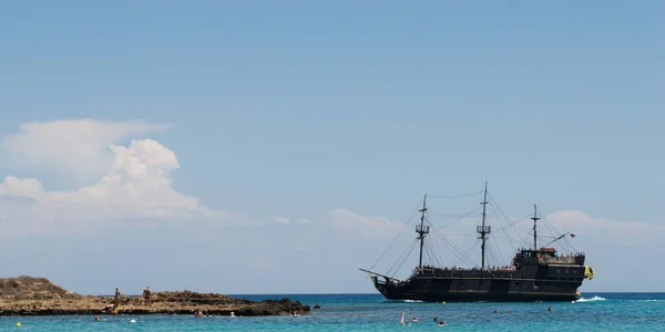 Protaras Chipre Junio Barco Pirata Navegando Cerca Playa Protaras Chipre — Foto de Stock
