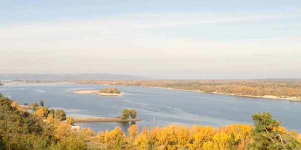 Sonbaharda Dinyeper Nehri manzarası, Kaniv, Ukrayna, Tarasova Tepesi (Chernecha Hora) 