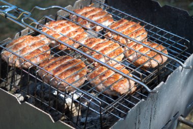 Biftek ya da domuz eti barbeküsü hamburgerleri, ızgarada ızgara, yüksek açılı görüş, yakın çekim.