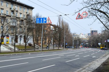 KYIV, UKRAINE - 1 Nisan 2018 'de Ukrayna' nın Kyiv kentinde Pazar günü boş cadde. 