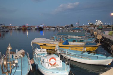 PERNERA, CYPRUS - 16 Haziran 2018 'de Kıbrıs Rum Kesimi' nin Pernera kentindeki Louma Sahili yakınlarındaki rıhtımda yürüyüş. 
