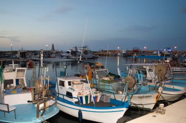 PERNERA, CYPRUS - 16 Haziran 2018 'de Kıbrıs Rum Kesimi' nin Pernera kentindeki Louma Sahili yakınlarındaki rıhtımda yürüyüş. 