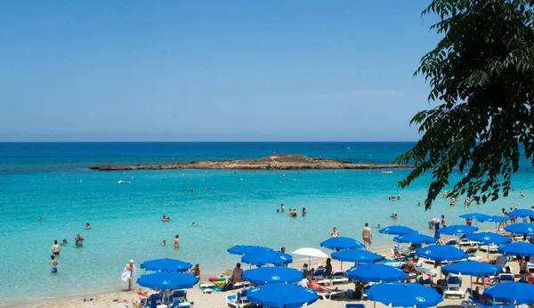 Протарас Кипр Июня Местный Муниципальный Пляж Переполнен Людьми Солнечный День — стоковое фото