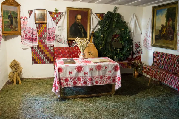 KANIV, UKRAINE - 14 Ekim 2018 Taras Hill 'deki Taras Shevchenko Müzesi veya Kaniv, Ukrayna' daki Chernecha Hora. 