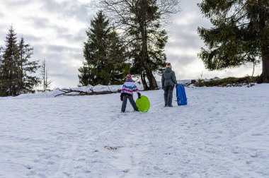 IZKI, UKRAINE - 3 Ocak 2021: 3 Ocak 2021 'de Ukrayna' nın İzki kentindeki Polonina Borzhava, Karpatya 'nın kuzeydoğu yamaçlarında kızak kayması. 