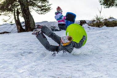 IZKI, UKRAINE - 3 Ocak 2021: 3 Ocak 2021 'de Ukrayna' nın İzki kentindeki Polonina Borzhava, Karpatya 'nın kuzeydoğu yamaçlarında kızak kayması. 