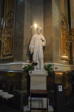 BUDAPEST, HUNGARY - 29 Aralık 2017: Budapeşte 'de Aziz Stephen Bazilikası' nın İçi (Szent Istvan Bazilika) 29 Aralık 2017.