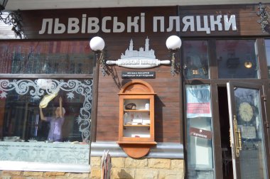 KYIV, UKRAINE - 1 Nisan 2018 'de Ukrayna' nın başkenti Kyiv 'deki' Lvivski pliacky 'restoranını ziyaret etmek. 