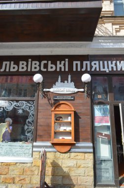 KYIV, UKRAINE - 1 Nisan 2018 'de Ukrayna' nın başkenti Kyiv 'deki' Lvivski pliacky 'restoranını ziyaret etmek. 