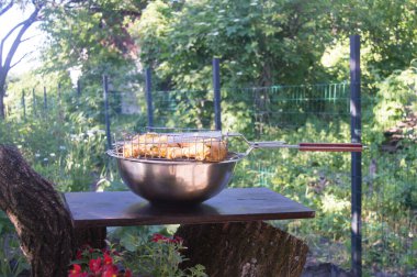 BBC ızgarasında ızgara yapılmış tavuk eti.