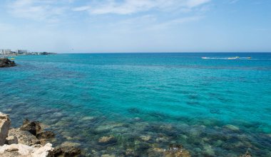 Plajda deniz manzarası, Protaras 'ta güneşli bir gün, Kıbrıs