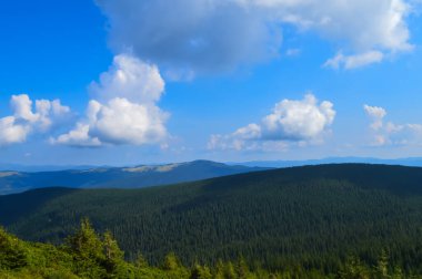 Hoverla 'ya giden panoramik manzara, Karpatya dağları, Ukrayna. Yatay açık hava çekimi