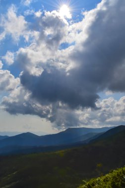 Hoverla 'ya giden panoramik manzara, Karpatya dağları, Ukrayna. Yatay açık hava çekimi