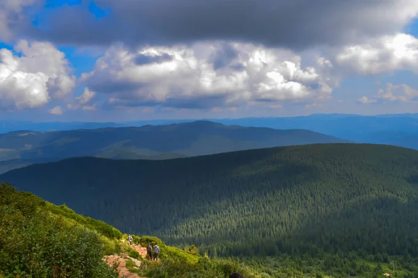 乌克兰喀尔巴阡山脉 在多云的夏日通往乌克兰最高峰胡佛拉的路 — 图库照片
