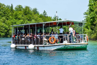 PLITVICE LAKES, CROATIA - 8 Haziran 2019 'da Hırvatistan' ın Plitvice Lakes Ulusal Parkı 'ndaki 