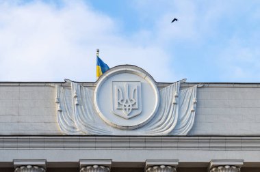 KYIV, UKRAINE - 12 Ocak 2020 'de Ukrayna' nın başkenti Kyiv 'deki Mariinsky Park' taki Hruşevsky Caddesi 'ndeki Verkhovna Rada binasının (parlamento binasının) tepesindeki bayrak. 