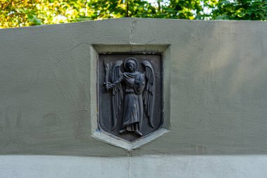 KYIV, UKRAINE - 30 Ağustos 2020 'de Ukrayna' nın başkenti Kyiv 'de bulunan Dnypro nehri üzerindeki yaya köprüsünde Başmelek Michael' ın İşlemesi. 