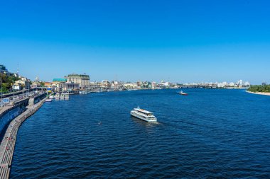 KYIV, UKRAINE - 30 Ağustos 2020 'de Ukrayna' nın başkenti Kyiv 'deki Dnypro nehri üzerindeki Podol ilçesine giden turist botu. 