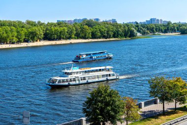 KYIV, UKRAINE - 30 Ağustos 2020 'de Ukrayna' nın başkenti Kyiv 'deki Dnypro nehri üzerindeki Podol ilçesine giden turist botu. 