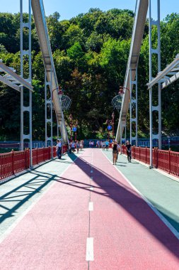 KYIV, UKRAINE - 30 Ağustos 2020 'de Ukrayna' nın başkenti Kyiv 'deki Dnypro nehri üzerindeki yaya köprüsü. 