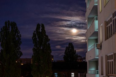 Gece şehir manzarası Ay 'la