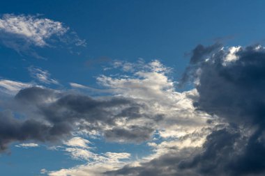 Gün batımında gök gürültülü bulutlu mavi gökyüzü