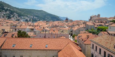 DUBROVNIK, CROATIA - 18 Haziran 2019 'da Dubrovnik kasabasının kırmızı çatıları. Game of Thrones 'un bazı bölümleri burada çekildi..