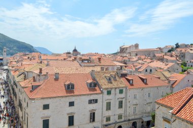 DUBROVNIK, CROATIA - 18 Haziran 2019 'da Dubrovnik kasabasının kırmızı çatıları. Game of Thrones 'un bazı bölümleri burada çekildi..