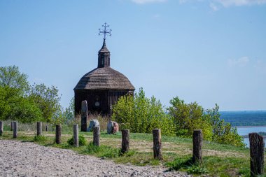 VYTACHIV, UKRAINE - 3 Mayıs 2020: Vytachiv, Ukrayna 'daki eski ahşap kilise 3 Mayıs 2020.
