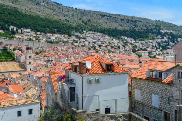 DUBROVNIK, CROATIA - 18 Haziran 2019 'da Dubrovnik kasabasının kırmızı çatıları. Game of Thrones 'un bazı bölümleri burada çekildi..