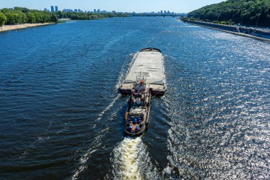 KYIV, UKRAINE - 30 Ağustos 2020: 30 Ağustos 2020 'de Ukrayna' nın başkenti Kyiv 'deki Dnypro nehrinde büyük platformlu bir tekne. 