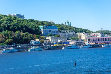 KYIV, UKRAINE - 30 Ağustos 2020: Ukrayna 'nın Kyiv kentindeki yaya köprüsünden Podol ilçesi ve Dnypro nehrinin panoramik manzarası. 