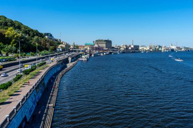 KYIV, UKRAINE - 30 Ağustos 2020: Ukrayna 'nın Kyiv kentindeki yaya köprüsünden Podol ilçesi ve Dnypro nehrinin panoramik manzarası. 