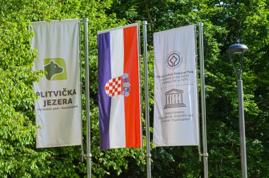 PLITVICE Gölü, CROATIA - 8 Haziran 2019 'da Hırvatistan' ın Plitvice Gölleri Ulusal Parkı girişinde bayraklar