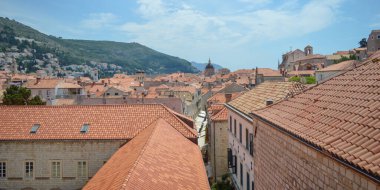 DUBROVNIK, CROATIA - 18 Haziran 2019 'da Dubrovnik kasabasının kırmızı çatıları. Game of Thrones 'un bazı bölümleri burada çekildi..