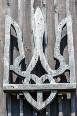 VYTACHIV, UKRAINE - 3 Mayıs 2020: Vytachiv, Ukrayna 'da Tahta Amblem 3 Mayıs 2020.