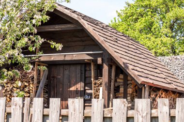 VYTACHIV, UKRAINE - 3 Mayıs 2020: Vytachiv, Ukrayna 'daki eski ahşap ev.