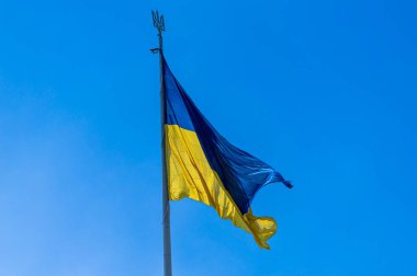 Ukrayna 'nın ulusal bayrağı mavi gökyüzünde rüzgarda dalgalanıyor
