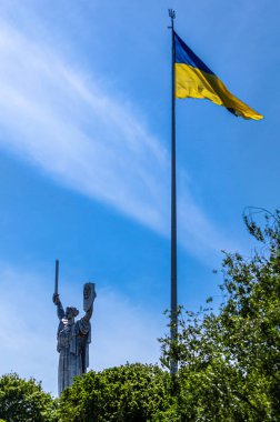 KYIV, UKRAINE - 16 Mayıs 2021 Anavatan Anıtı. Kyiv (Kiev) sembolü. Ukrayna 'nın ulusal bayrağı.