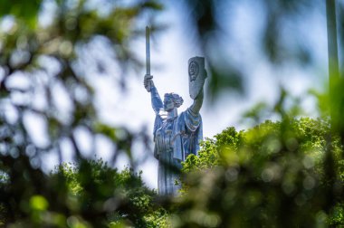 KYIV, UKRAINE - 16 Mayıs 2021 Anavatan Anıtı. Kyiv (Kiev) sembolü. İkinci Dünya Savaşı 'nda Ukrayna Ulusal Tarihi Müzesi.