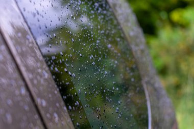 Araba yüzeyine su damlaları