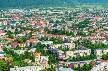 KHust, UKRAINE - 24 Haziran 2021: 24 Haziran 2021 Ukrayna 'da Kust Şatosu' ndan Kust şehrine panoramik manzara.