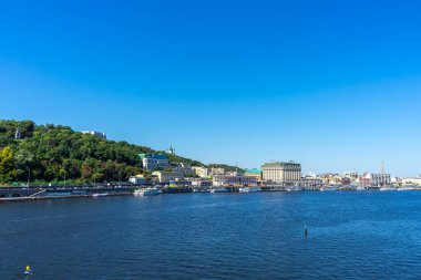 KYIV, UKRAINE - 30 Ağustos 2020 'de Ukrayna' nın başkenti Kyiv 'deki Dnypro nehrinin panoramik manzarası. 