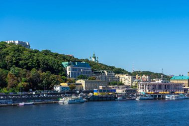 KYIV, UKRAINE - 30 Ağustos 2020 'de Ukrayna' nın başkenti Kyiv 'deki Dnypro nehrinin panoramik manzarası. 