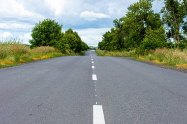 Gün batımında kırsalda yol