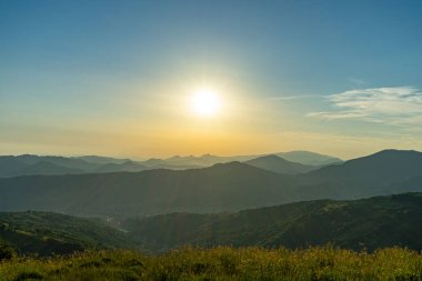Karpatlar 'ın dağlarında gün batımı. Apetska dağından panoramik manzara.