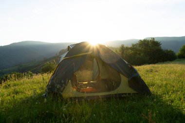 DUBOVE, UKRAINE - 22 Haziran 2021: Apetska dağında kamp, Dubove, Ukrayna 'da Karpatlar 22 Haziran 2021.